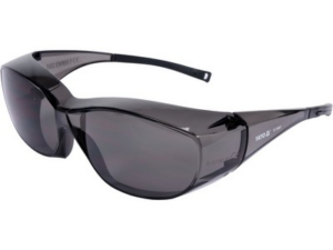 GAFAS DE SEGURIDAD GRISES, SE AJUSTAN SOBRE EL TIPO